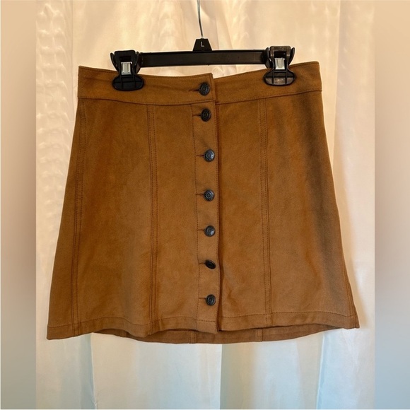 Mudd Dresses & Skirts - Y2K Mudd Faux Suede Button Front Mini Skirt – Size 5 / Medium – Fall Essential 🍂